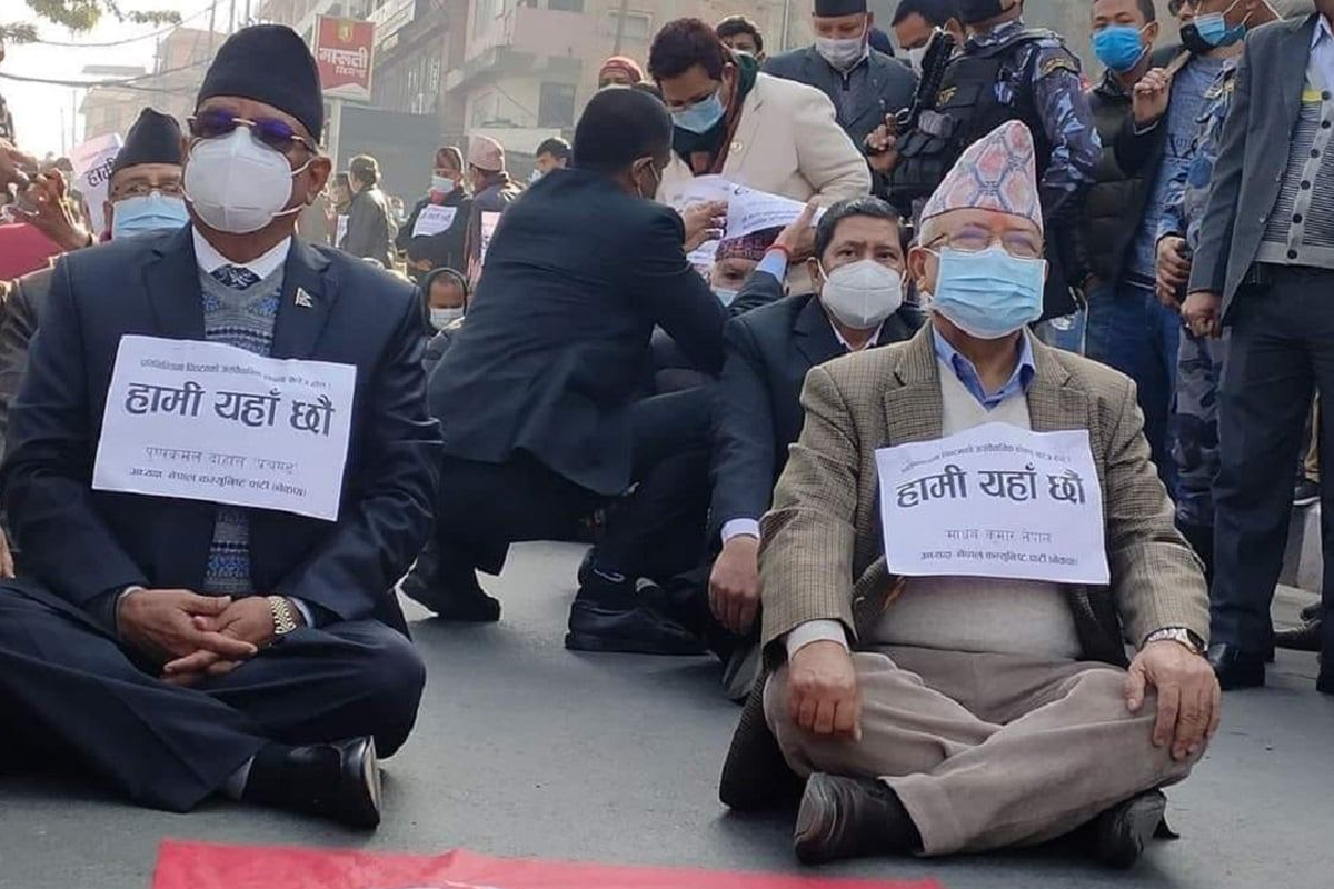 प्रधानमन्त्री ओलीले प्रतिनिधिसभा विघटन गरेको विरोधमा आन्दोलनमा प्रचण्ड र नेपालसहितका नेता